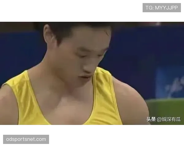 杨威训练间隙突然拿出手机，谁知道他竟然在看……那画面太反差了！